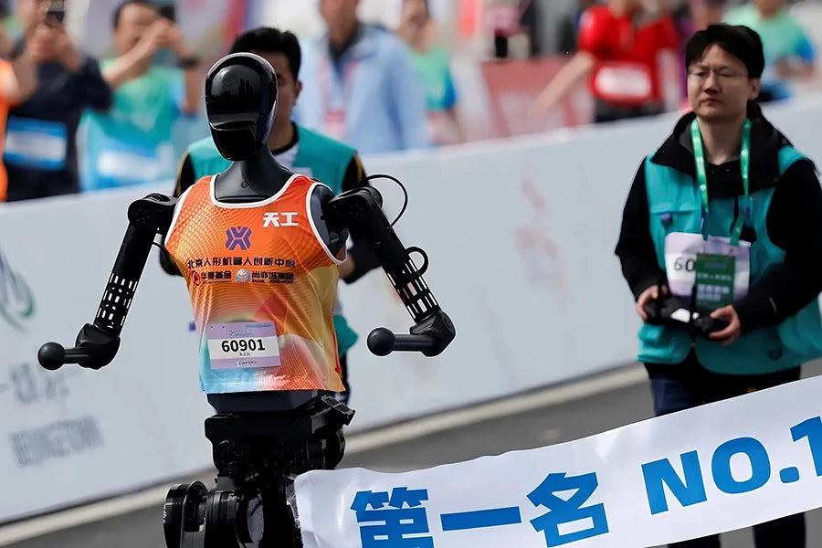 Robot chạy đua với con người trong cuộc thi half marathon ở Trung Quốc
